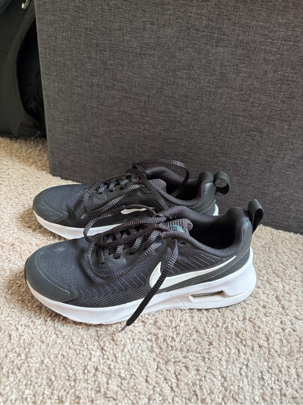 Nike Womens black tennis shoes